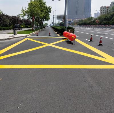 道路劃線隊伍與熱熔標線涂料的生產施工 打造高效安全的道路設施